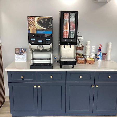 Super 8 By Wyndham Baltimore Northwest Екстериор снимка