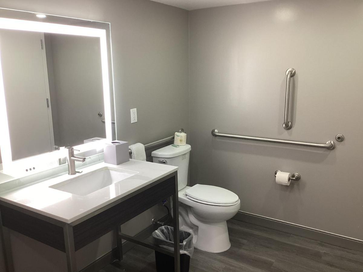 Super 8 By Wyndham Baltimore Northwest Екстериор снимка