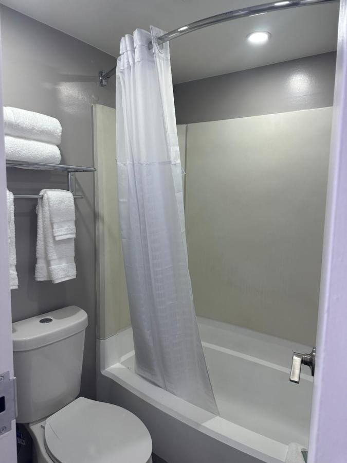 Super 8 By Wyndham Baltimore Northwest Екстериор снимка