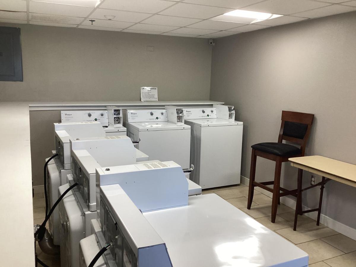 Super 8 By Wyndham Baltimore Northwest Екстериор снимка