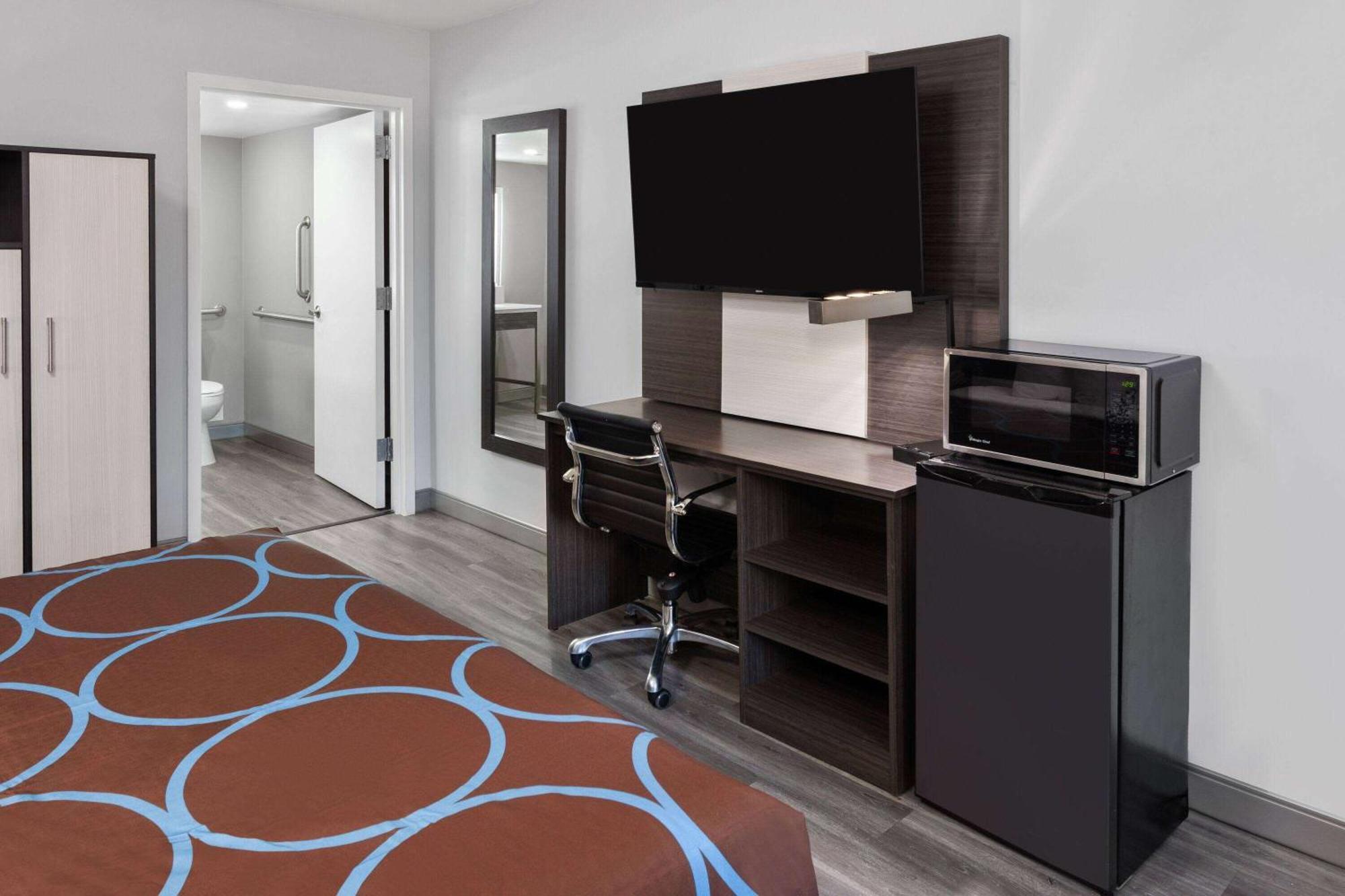 Super 8 By Wyndham Baltimore Northwest Екстериор снимка