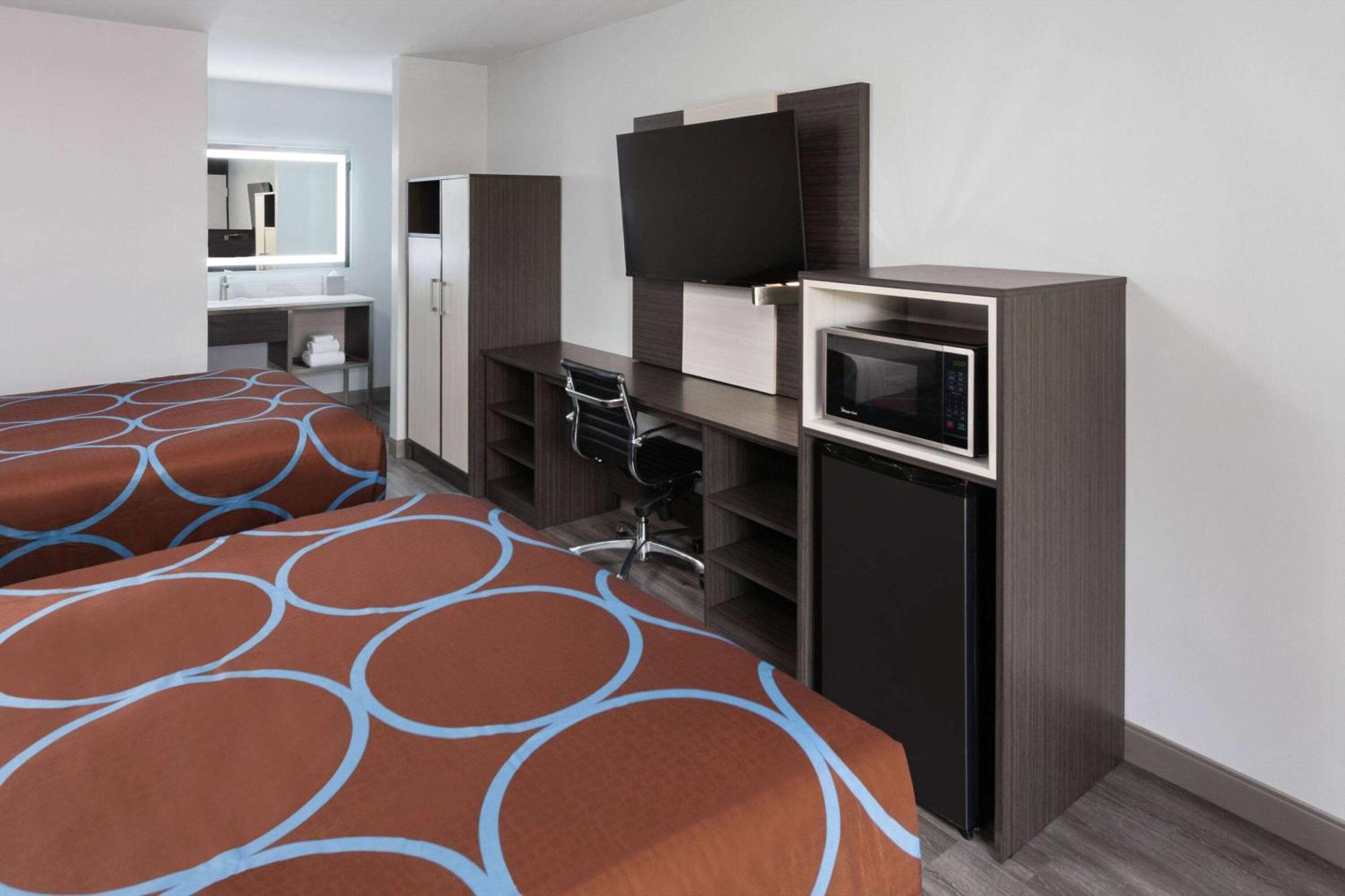 Super 8 By Wyndham Baltimore Northwest Екстериор снимка
