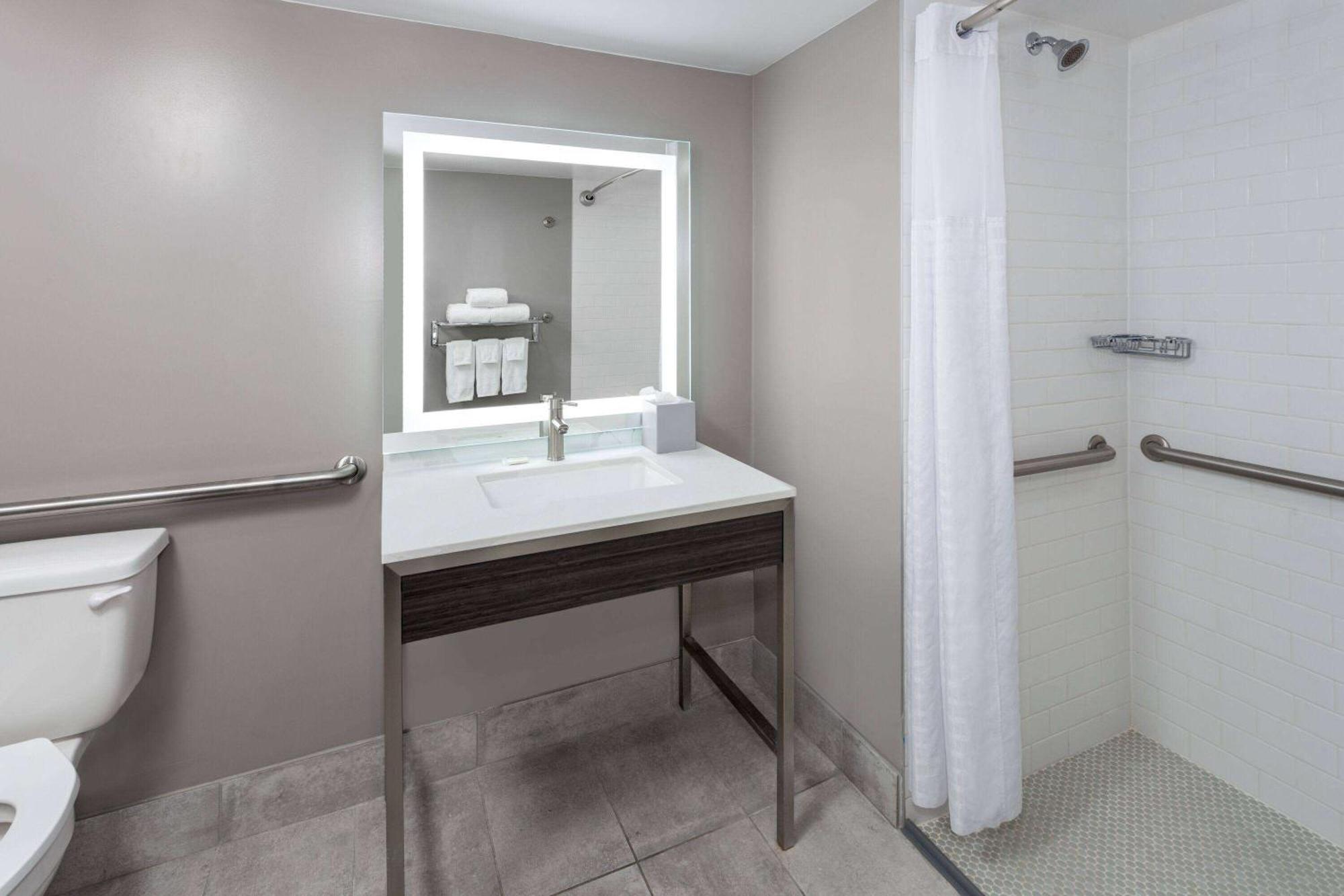 Super 8 By Wyndham Baltimore Northwest Екстериор снимка