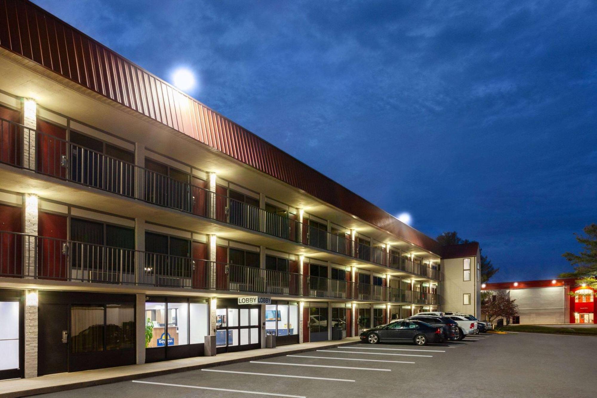 Super 8 By Wyndham Baltimore Northwest Екстериор снимка