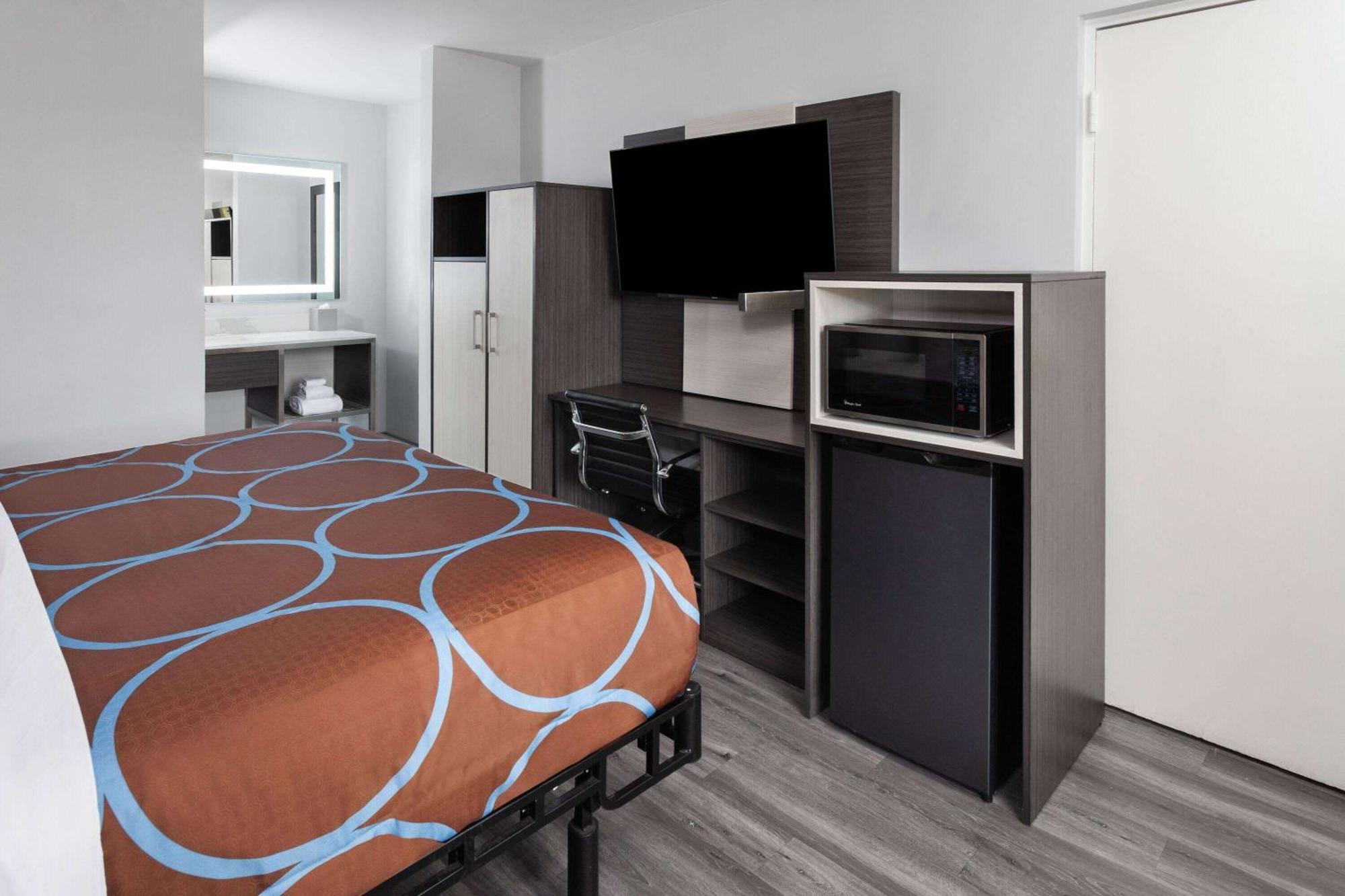 Super 8 By Wyndham Baltimore Northwest Екстериор снимка