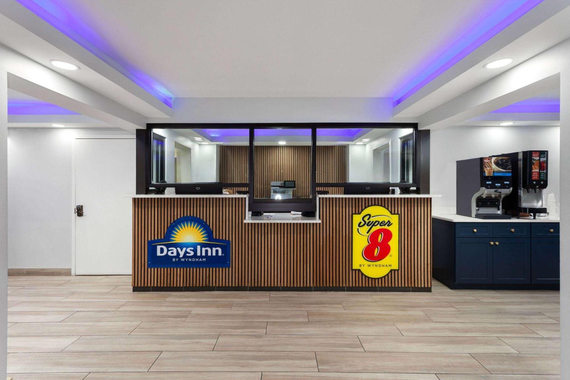 Super 8 By Wyndham Baltimore Northwest Екстериор снимка