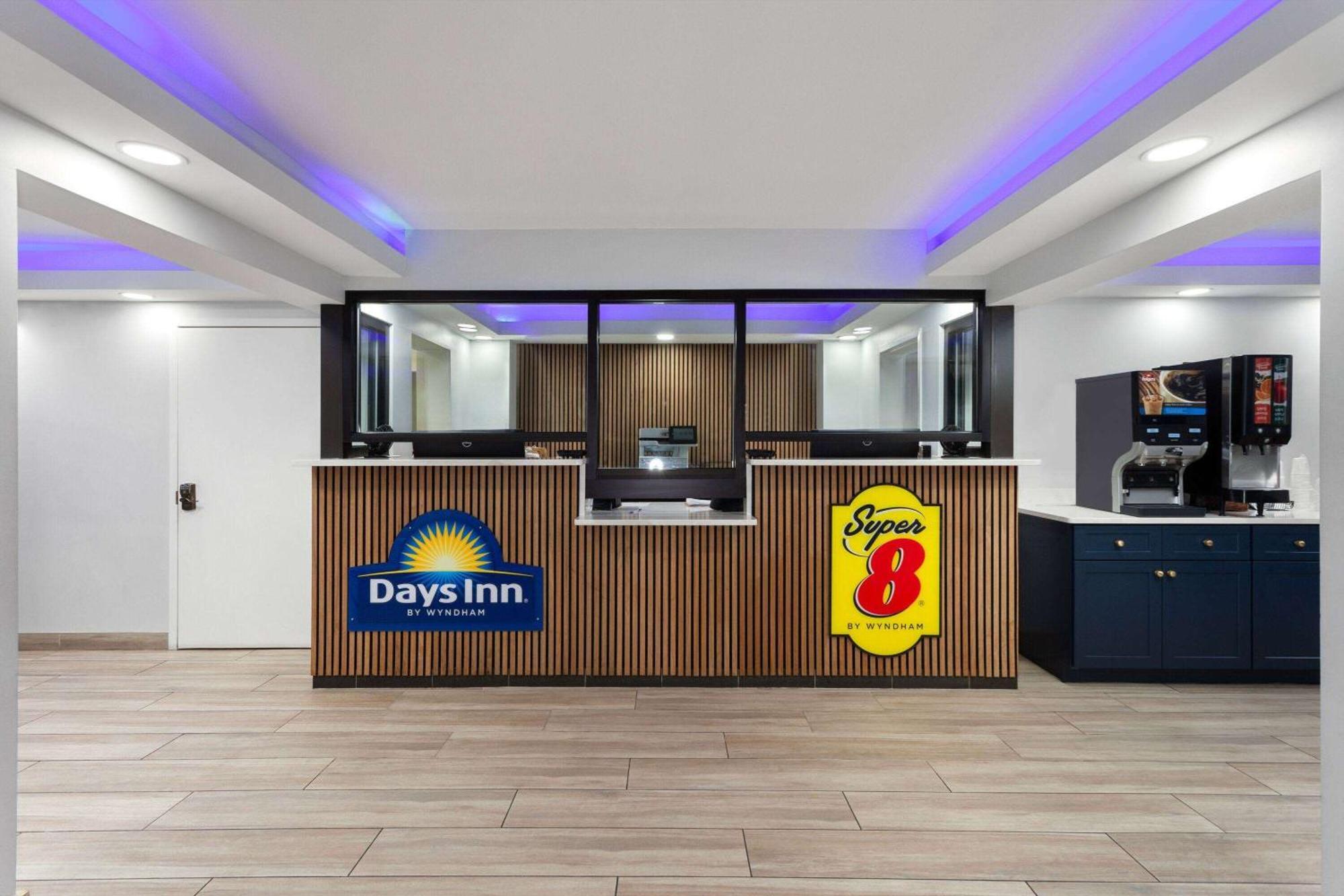 Super 8 By Wyndham Baltimore Northwest Hotel Екстериор снимка