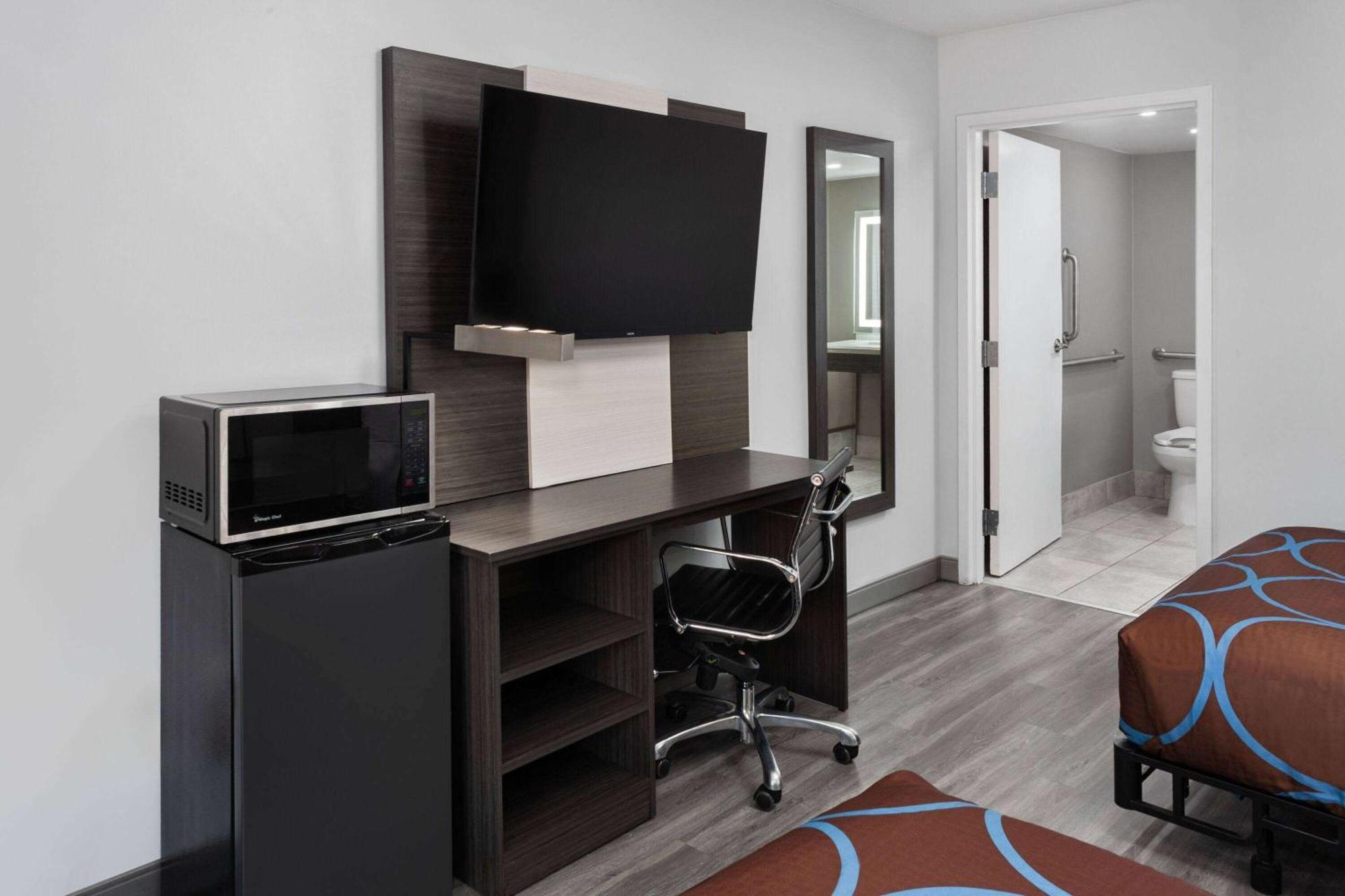 Super 8 By Wyndham Baltimore Northwest Екстериор снимка